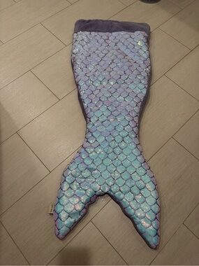 Cynthia Rowley Girls Iridescent Purple Aqua Mermaid Tail Blanket